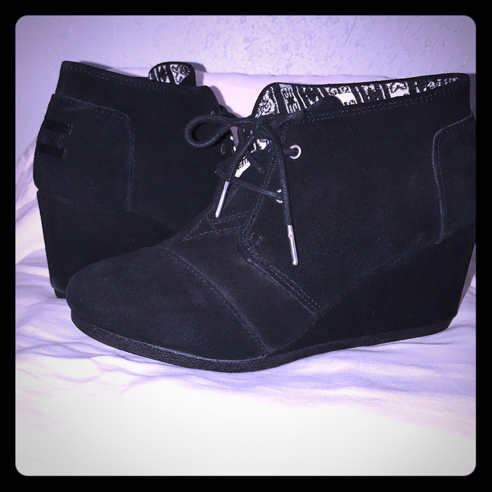 TOMS Women's Black Suede Desert Wedge